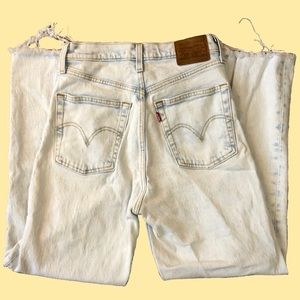 Light wash Levi Jeans